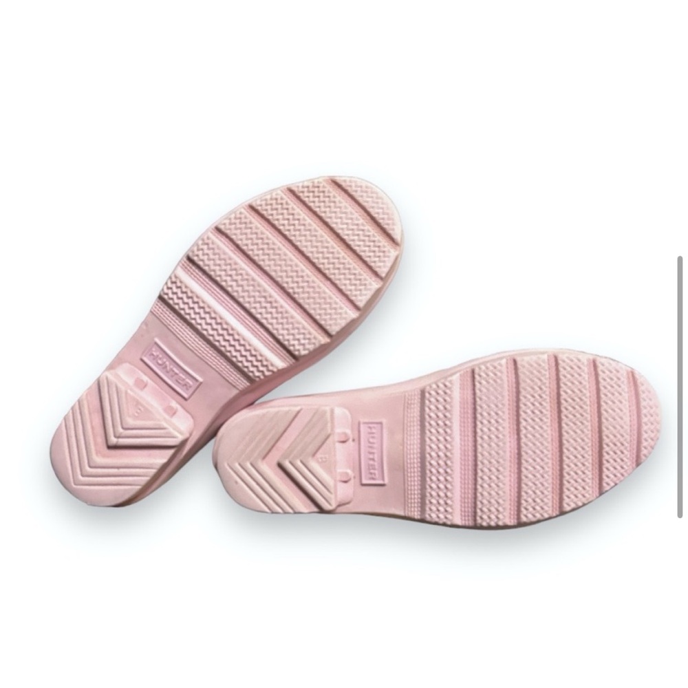 Hunter Women's Blush Short Rain Boots 
Size 4 in Big kids. Equal to woman’s 5